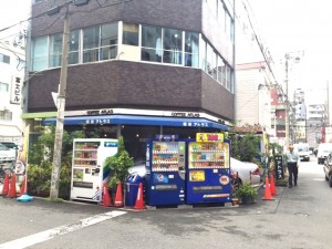 ⑤正面に「アトラス」という喫茶店が見えてきます。その隣がマレア大阪心斎橋店です。